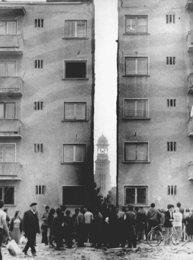 Illustration for article titled Cómo un pueblo de Rumania logró mover un edificio de 7 mil toneladas a la acera de enfrente en 5 horas